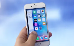 ثغرة تتيح للقراصنة تعطيل "آيفون" عن بعد