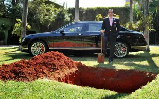 دفن سيارته "البنتلي" ليوصل رسالة