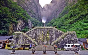 بوابة السماء في الصين طريقك الى الخلود 