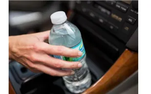 انتبه .. "علبة مياه" قد تحرق السيارة!