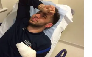 لاعب يفقد إصبعه بسبب خاتم الزواج !