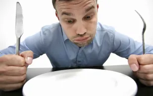 لهذه الأسباب تشعرون دائماً بالجوع…