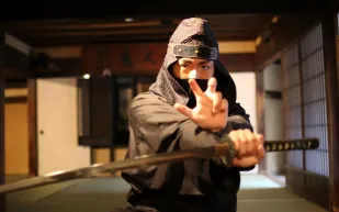 مطعم النينجا في نيويورك غداؤك برفقة سيوف النينجا 