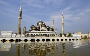 مسجد الكريستال بماليزيا  درة تتلألأ وسط المياه