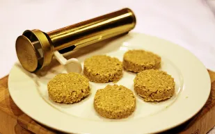 اللاجئون السوريّون ينقذون مدينة سويدية من الموت.. كيف هزمت الفلافل النقانق؟