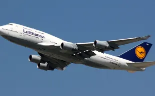 راكب يفتح باب الطائرة أثناء تحليقها.. ليدخن سيجارة