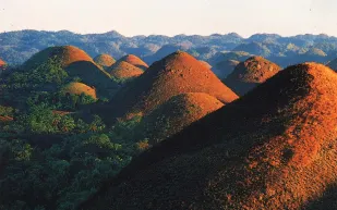 تلال الشوكولاته بالفلبين  لعشاق التسلق 