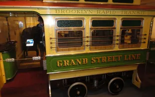 متحف الترانزيت في نيويورك معرض تاريخي للقطارات 