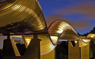 جسر هندرسون المتموج - سنغافورة  امواح وسط العابات 