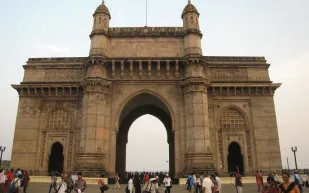 في مومباي ادخل الهند من أعرق أبوابها