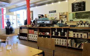 تلذّذ بالقهوة وسط ضباب مدينة لندن 