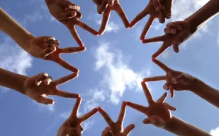 العلماء :  الصديق ليس فقط وقت الضيق