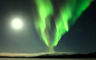 شمس منتصف الليل تشرق في سماء لابلاند