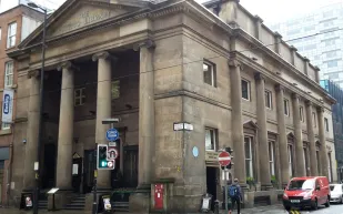 مكتبة الرواق في مانشستر عراقة وتاريخ