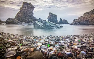 شاطئ الزجاج تخيّل لمعانه بنفسك 