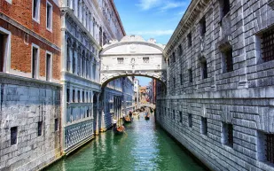 جسر التنهدات تنهّد كالسجين أو كالطالب