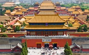 بوابة جنة السلام محرّمة ويقصدها الآلاف