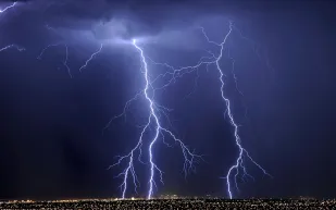 لماذا لا تصيب صواعق البرق طائرات الركاب بأذى