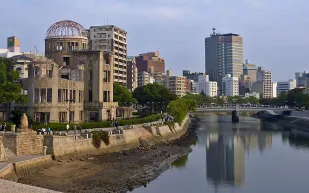 وقوف على أطلال السلام عند قبة جينباكو في هيروشيما