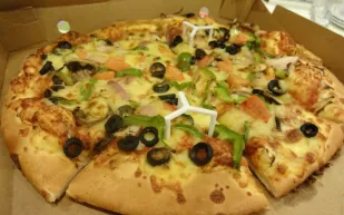 ما سبب وجود الطاولة البلاستيكية الصغيرة باكيج سيفر في وجبة البيتزا