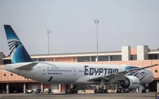 مجهول يثير الذعر على طائرة مصر للطيران