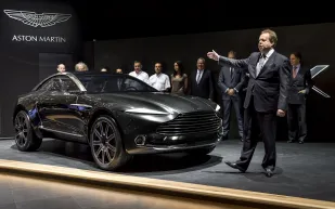 إستون مارتن دي بي إكس كهربائية رباعية فهل تنقذ الشركة