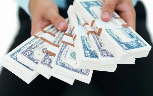 فاعل خير مجهول ينثر الدولارات في الشوارع