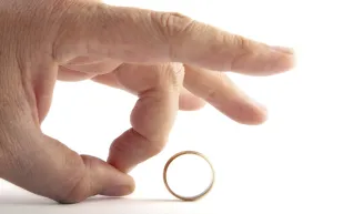 رآها دون مكياج فطلقها التفاصيل ستصدمك