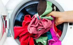 دبي تطلب الطلاق من زوج لا يستبدل ملابسه توفيراً للماء والكهرباء