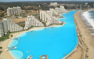 سان ألفونسو 250 مليون لتر ماء بجانب المحيط