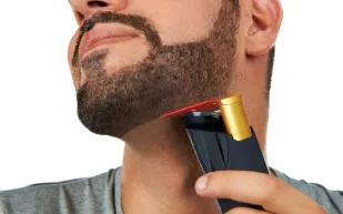 السعودية مدير أجبر موظفاً على حلق لحيته أمام زملائه فكان هذا عقابه