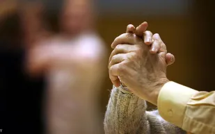 مُسنّان يعقدان قرانهما بعد الطلاق في غرفة العناية المركزة بمستشفىً اردني