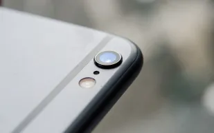 ما هي النقطة السوداء في الأيفون بجانب الكاميرا الخلفية؟