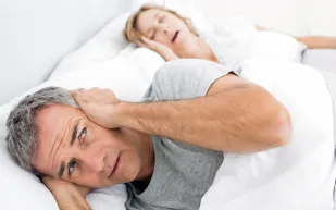 النوم بجانب الشريك يعرضكم للامراض