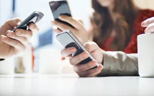 الهواتف الذكية أضرار صحية على الإبهام والرقبة