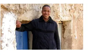 قصة مؤثرة عبدالرزاق عيدا عربي قطع مسافة 80 كلم بإيطاليا كي