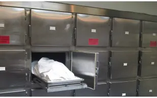 يعود إلى الحياة داخل ثلاجة الموتى