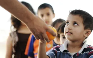 بعيداً عن المال تعرف على طرق أخرى لمساعدة المحتاج