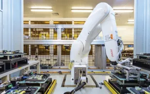 الروبوت سيصنع الايفون في المستقبل 