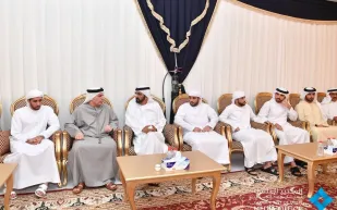 بالفيديو محمد بن راشد يقدم واجب العزاء بوفاة فهد مطر الطاير 