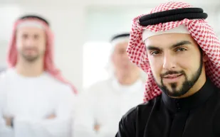 تصرفات يقدم عليها الرجل العربي وتزعج الغربي.. فمن المحق؟