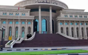 الإعدام لخادمتين قتلتا سائقاً خنقا بسلك هاتف في الشارقة