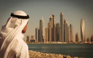 رواتب للعاطلين وإلغاء نظام الكفالة.. هذه أهم قوانين العمل في 2017