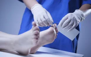 حاولت التخلص من الرذيلة فرمت نفسها من النافذة