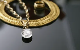 يسرقان مجوهرات بـ 10 ملايين درهم من منزل مخدومهما في الشارقة