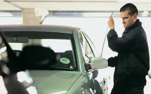 فيديو| هكذا أنقذت سعودية سيارة زوجها من السرقه