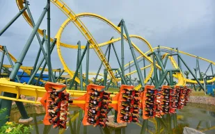 بالفيديو سقوط فتاة من إحدى ألعاب الملاهي ووفاتها