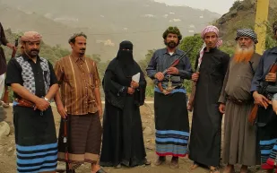 شاهد | فاطمة العنزي تحمل كلاشينكوف في الحد الجنوبي!