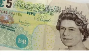 بنك إنجلترا لن يتم سحب الأوراق النقدية فئة 5 جنيهات التي تحتوي على دهون