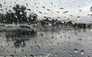 شاهد ماذا فعلت الأمطار بمصنع صابون في الدمام